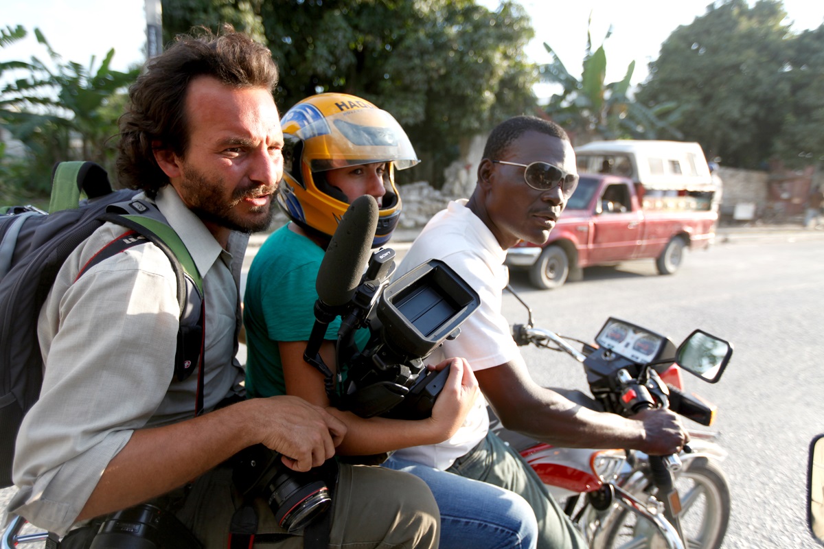 El fotógrafo argentino Rodrigo Abd (izq.), en Haití, en 2011. CORTESÍA El fotógrafo argentino Rodrigo Abd (izq.), en Haití, en 2011. CORTESÍA
