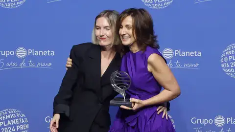 La ganadora del premio Planeta, Paloma Sánchez Garnica  derecha , y la finalista Beatríz Serrano. CORTESTÍA GRUPO PLANETA.