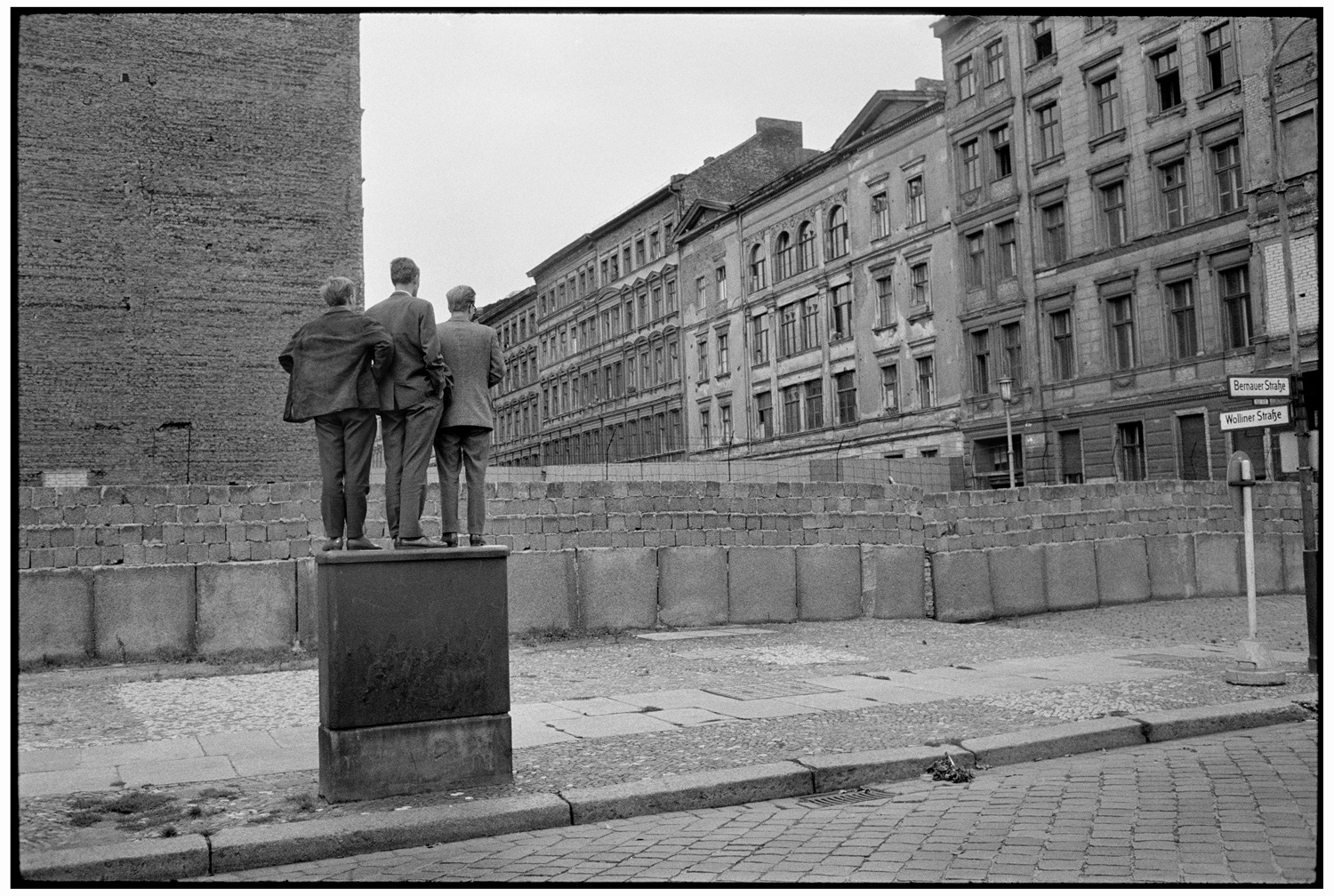 El Muro en Berlín Occidental, Alemania, 1962. © HENRI CARTIER-BRESSON/MAGNUM PHOTOS