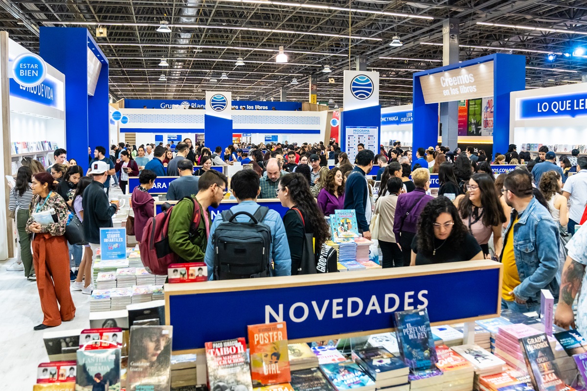Asistentes recorren los pasillos de la FIL de Guadalajara, una de las citas editoriales más importantes del mundo hispano. FIL/NABIL QUINTERO