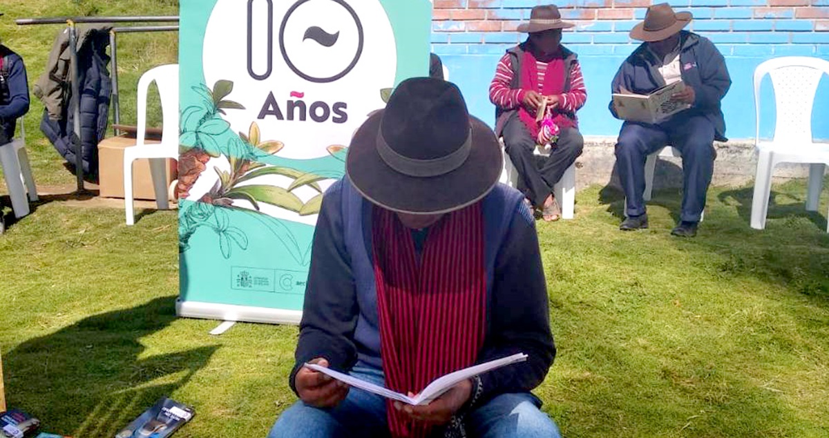 Un hombre lee un libro facilitado por el proyecto MEMo en la comunidad de Challapampa, Bolivia. AECID