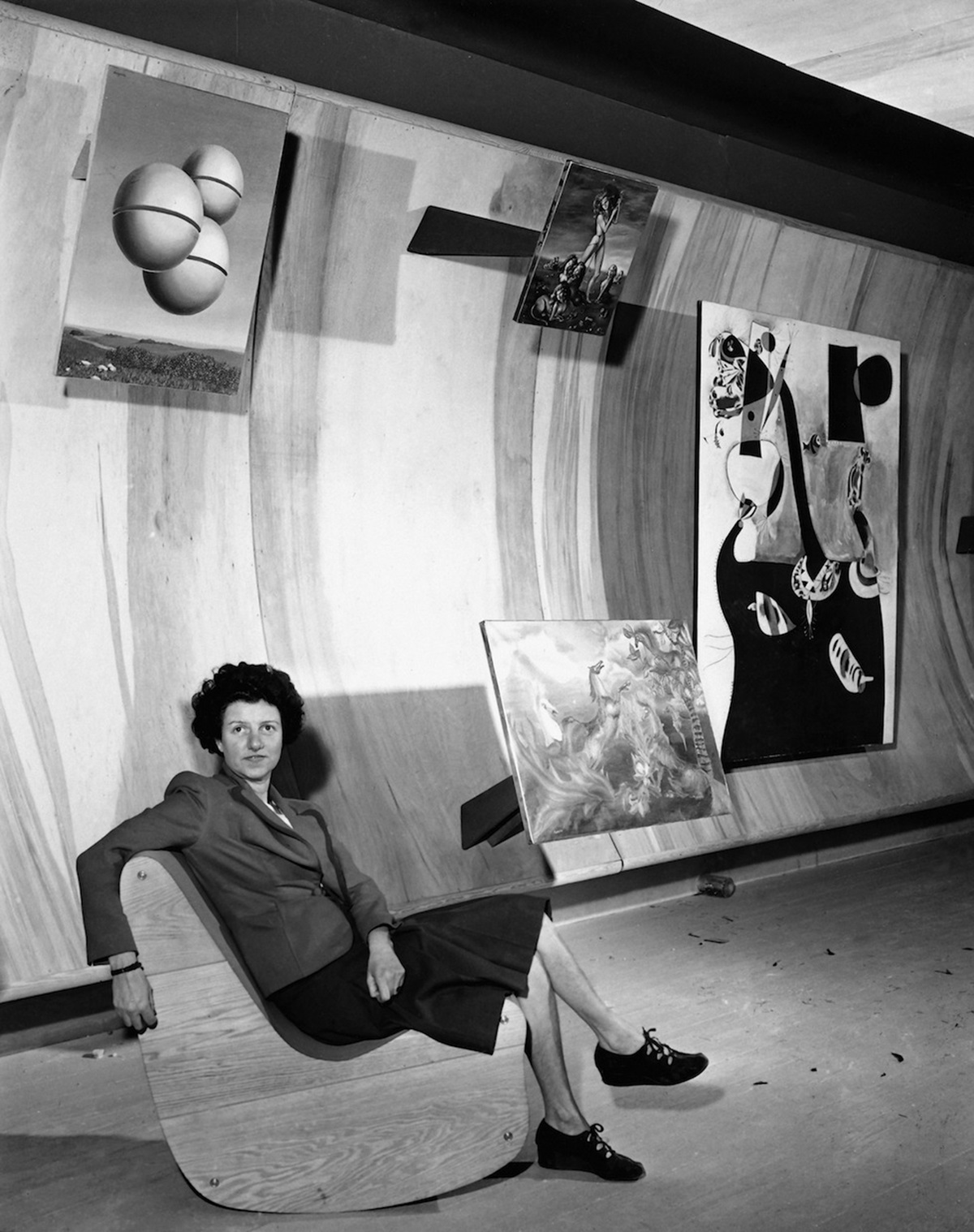Peggy Guggenheim posa en su galería neoyorquina Art of This Century, el 22 de octubre de 1942, en una foto atribuida a Berenice Abbott. ©  ESTATE OF BERENICE ABBOTT © AP PHOTO/TOM FITZSIMMONS