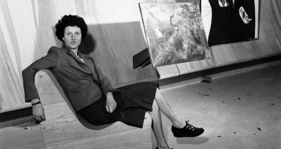 Peggy Guggenheim posa en su galería neoyorquina Art of This Century, el 22 de octubre de 1942, en una foto atribuida a Berenice Abbott. ©  ESTATE OF BERENICE ABBOTT © AP PHOTO/TOM FITZSIMMONS