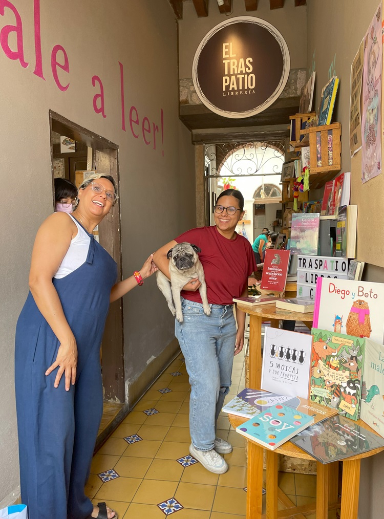 Mara y Karla Rahab, en la librería El Traspatio, en Morelia, México. PAULA MÓNACO FELIPE