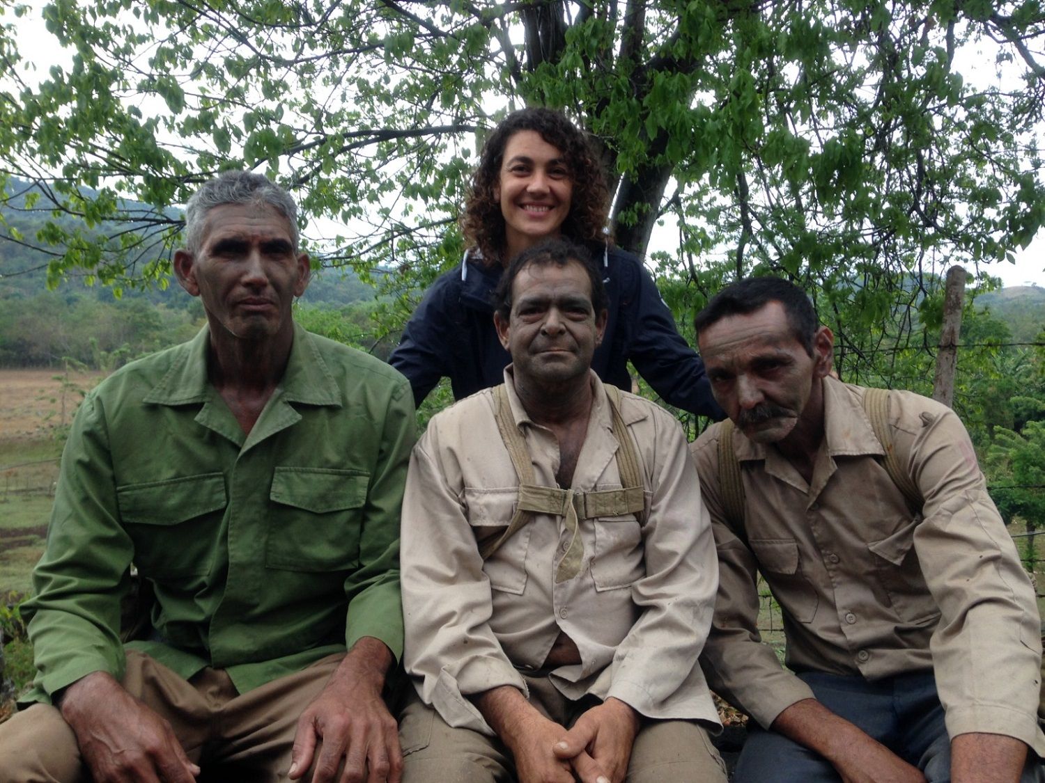 La cineasta Irene Gutiérrez, con los protagonistas de 'Entre perro y lobo'. EL VIAJE FILMS