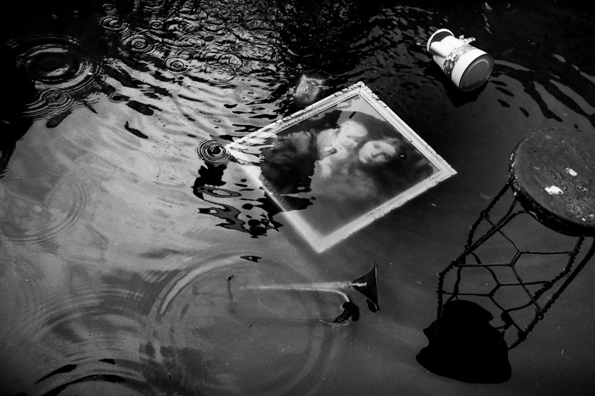 Objetos flotando en el agua, en el mercado de La Lagunilla de Ciudad de México. JUAN PABLO CARDONA