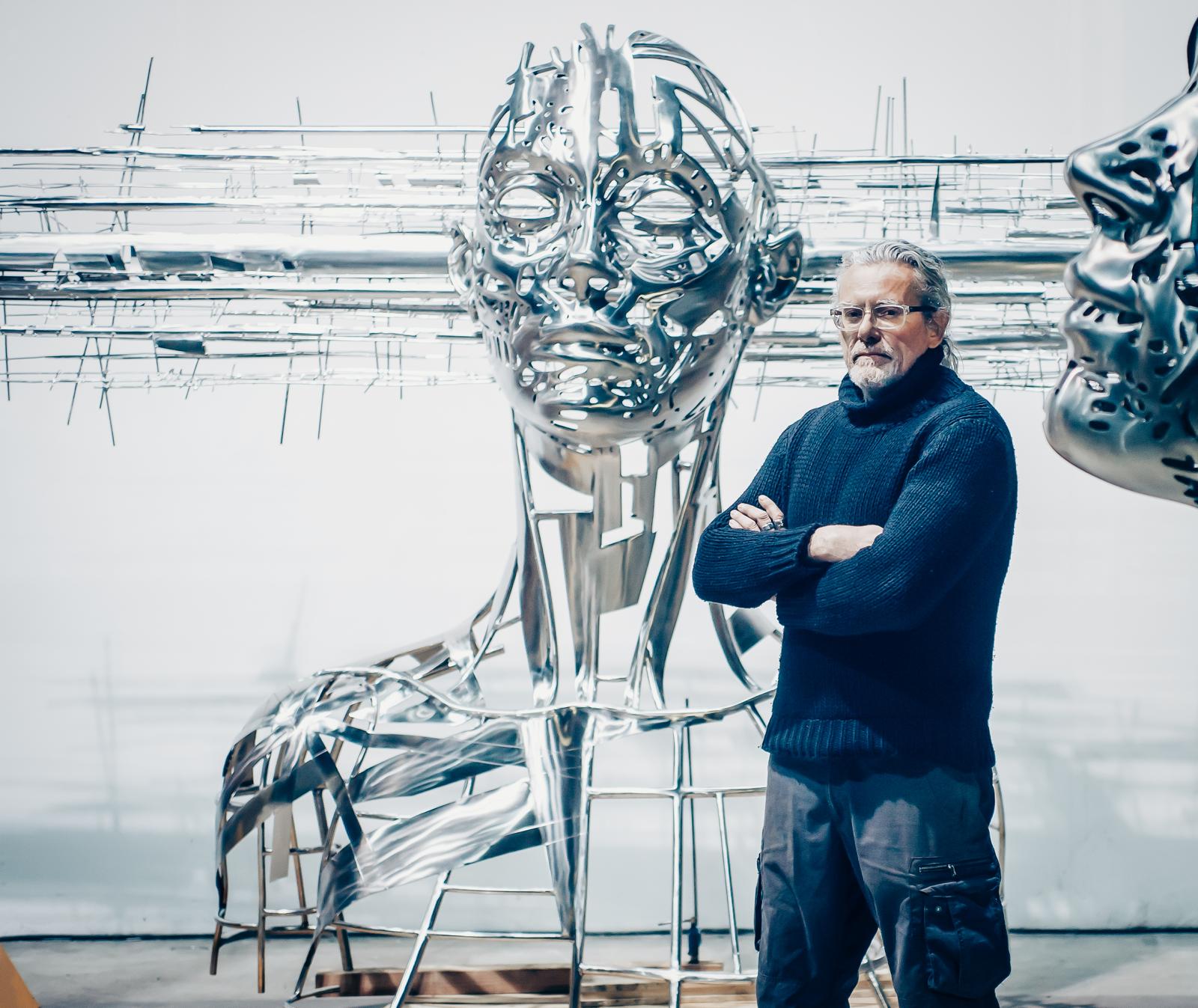El escultor español Jordi Díez frente a su última obra, 'Eternity'.  XAVI PLADELLORENS