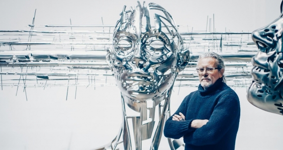 El escultor español Jordi Díez frente a su última obra, 'Eternity'.  XAVI PLADELLORENS