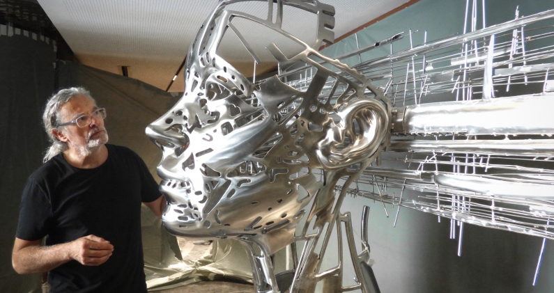 El escultor Jordi Díez instalando su obra 'Eternity' en el Mercury Tower de Malta.XAVI MASLLORENS