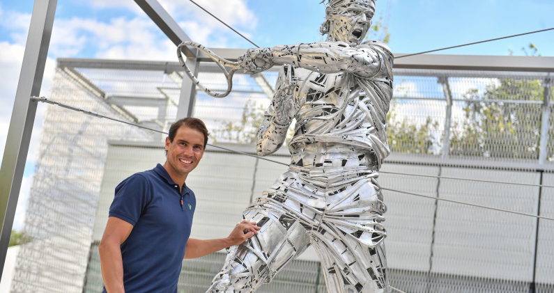 El tenista Rafael Nadal en la inauguración de su escultura en Rolland Garros.
