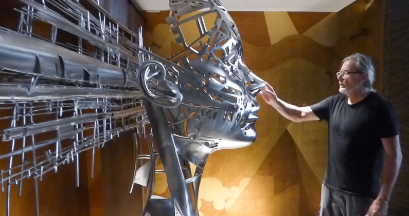El escultor Jordi Díez instalando su obra 'Eternity' en el Mercury Tower de Malta. XAVI MASLLORENS