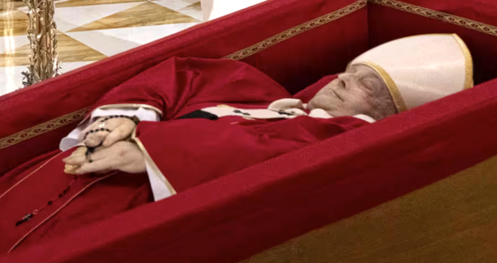 Imágenes del cuerpo del Papa Francisco transmitidas por el canal oficial del Vaticano.