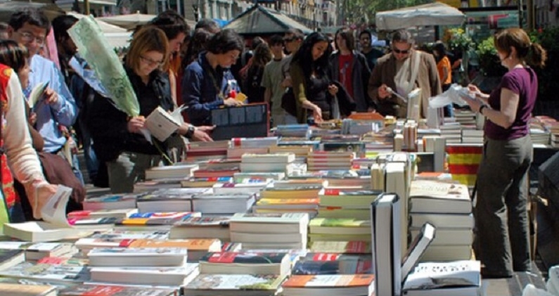 La inigualable fiesta editorial de Barcelona para celebrar la festividad de Sant Jordi. ALFRED COMIN