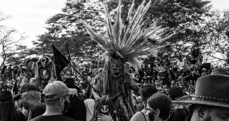 Con trajes coloridos y símbolos ancestrales, los Cachaceros dan vida a siglos de historia en San Martín. M.T.Q. Con trajes coloridos y símbolos ancestrales, los Cachaceros dan vida a siglos de historia en San Martín. M.T.Q.