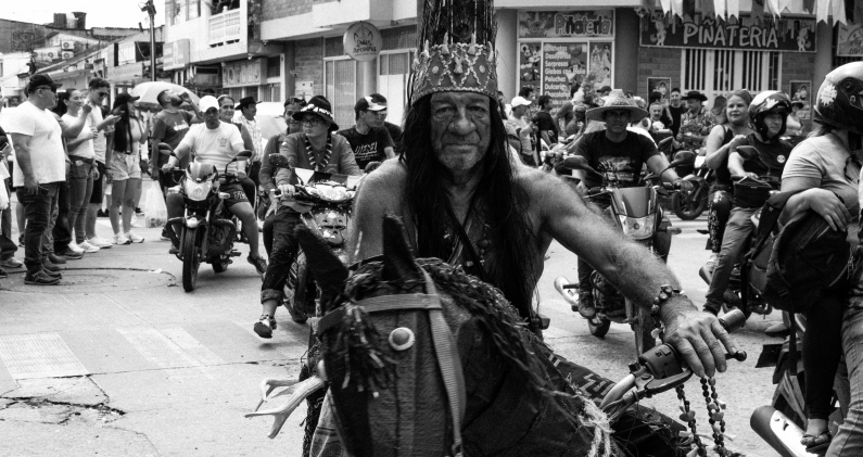 Entre pieles, huesos y máscaras, los Cachaceros honran a sus antepasados en una representación única. M.T.Q. Entre pieles, huesos y máscaras, los Cachaceros honran a sus antepasados en una representación única. M.T.Q.