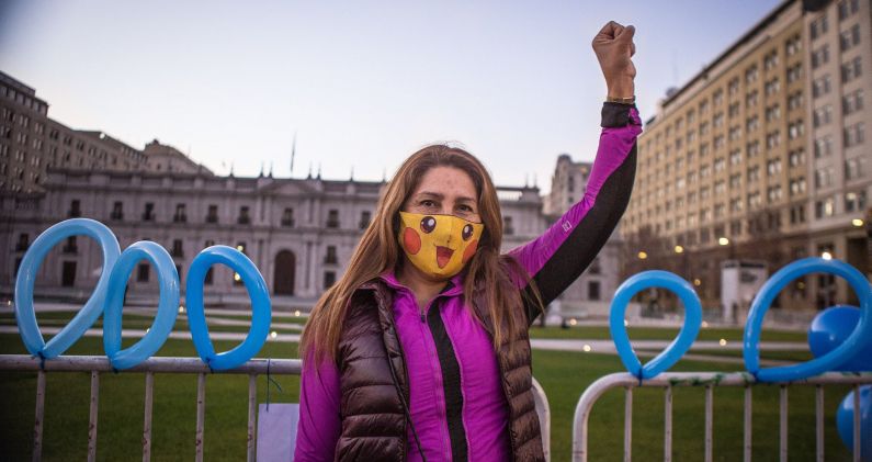 La constituyente electa Giovanna Grandón, frente al Palacio de La Moneda de Santiago de Chile. FACEBOOK/G.G.