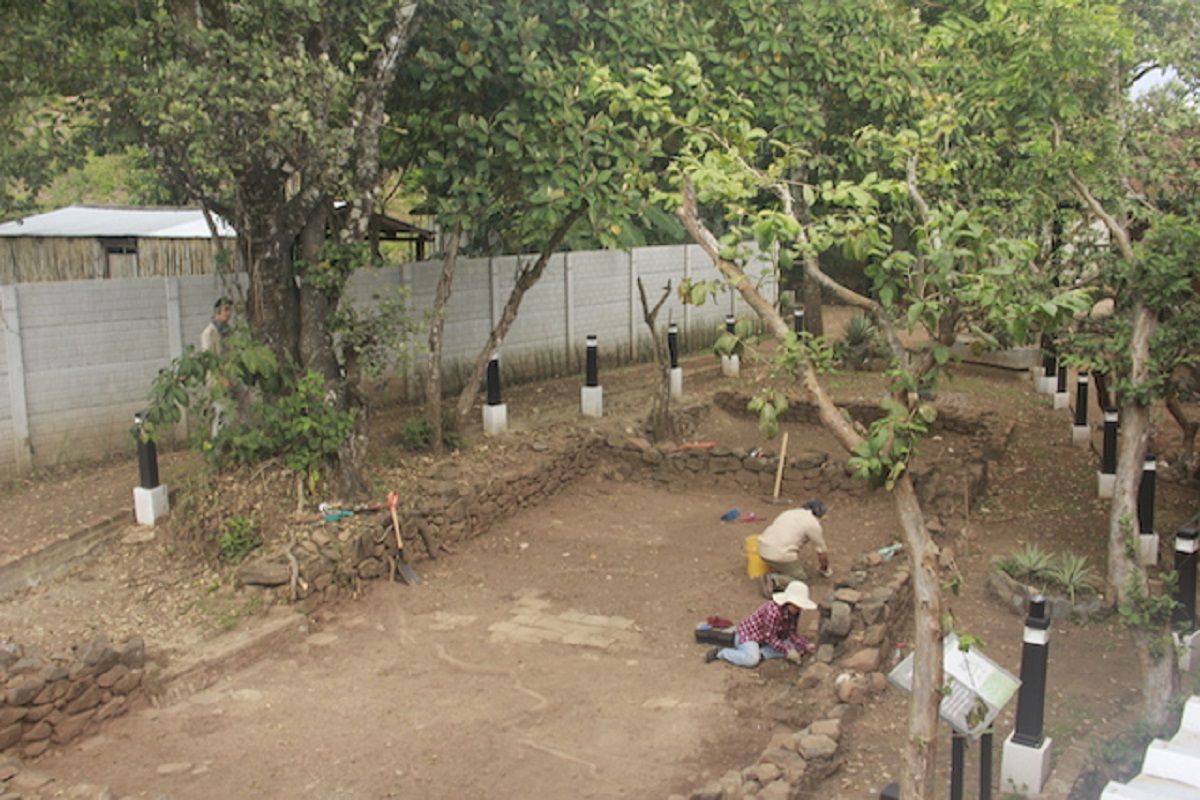 Un grupo de arqueólogos rescata los restos de la antigua casa de Israel Márquez, uno de los escenarios de la masacre de El Mozote, acaecida en El Salvador en 1981. L.B.D.