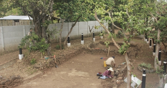 Un grupo de arqueólogos rescata los restos de la antigua casa de Israel Márquez, uno de los escenarios de la masacre de El Mozote, acaecida en El Salvador en 1981. L.B.D.