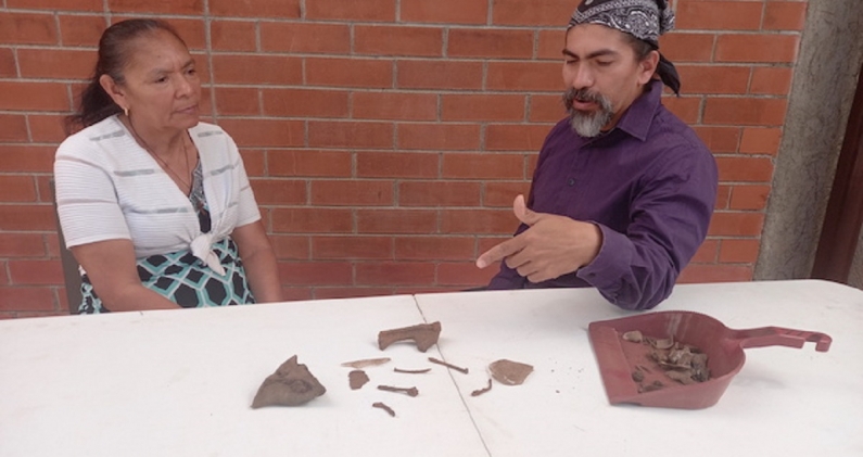 Otilia, sobrina de Israel Márquez, conversa con el arqueólogo Mauricio Hernández. L.B.D. Otilia, sobrina de Israel Márquez, conversa con el arqueólogo Mauricio Hernández. L.B.D.