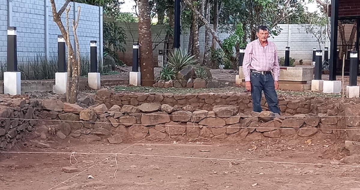 Antonio, hijo de Israel Márquez, visita la antigua vivienda. L.B.D. Antonio, hijo de Israel Márquez, visita la antigua vivienda. L.B.D.