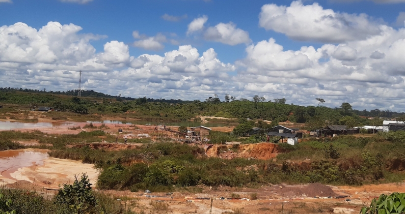 Barracas levantadas en minas a cielo abierto en los nuevos poblados de Las Claritas, Venezuela. LISSETH BOON Barracas levantadas en minas a cielo abierto en los nuevos poblados de Las Claritas, Venezuela. LISSETH BOON
