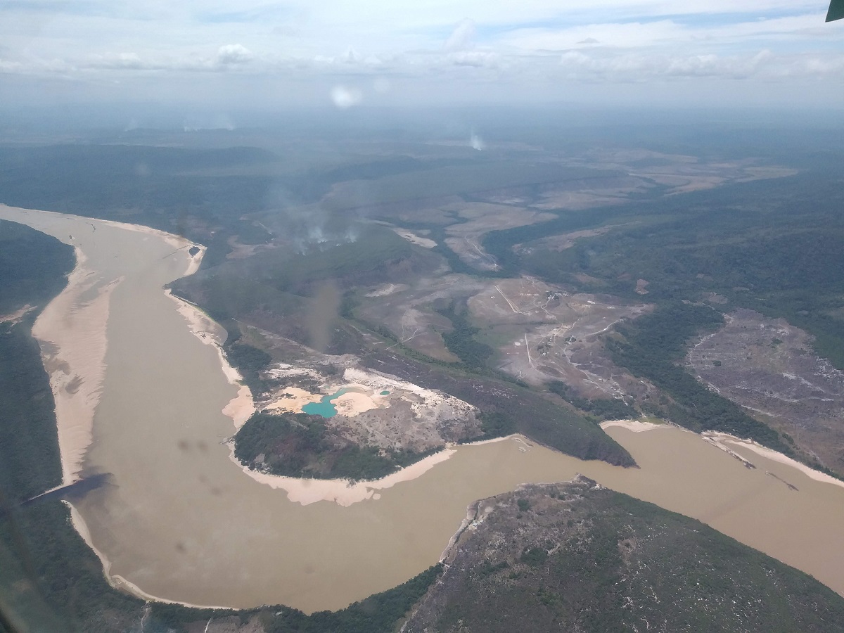 Vista aérea del río Caroní, en los linderos del Parque Nacional Canaima, donde se aprecia el impacto de la explotación minera. L.B. Vista aérea del río Caroní, en los linderos del Parque Nacional Canaima, donde se aprecia el impacto de la explotación minera. L.B.