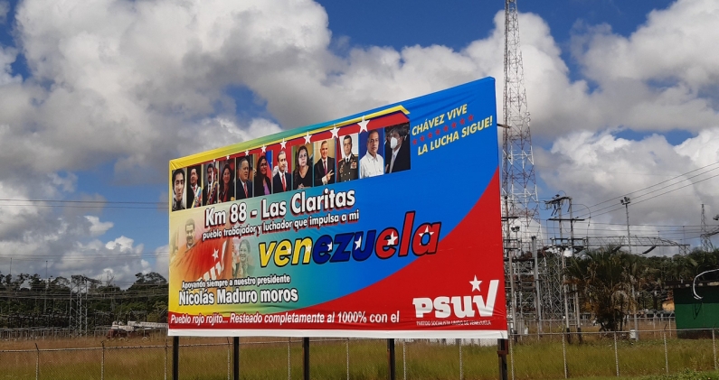 Valla publicitaria de la cadena de mando en la zona del Arco Minero de Las Claritas, a la altura del kilómetro 88. L.B. Valla publicitaria de la cadena de mando en la zona del Arco Minero de Las Claritas, a la altura del kilómetro 88. L.B.
