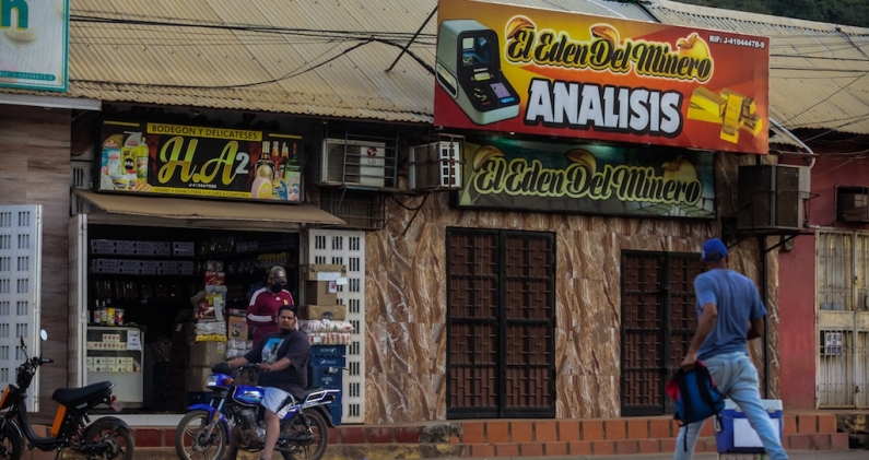 "El edén del minero", un comercio en el centro de El Callao, en el estado Bolivar, Venezuela. WILLIAM URDANETA "El edén del minero", un comercio en el centro de El Callao, en el estado Bolivar, Venezuela. WILLIAM URDANETA