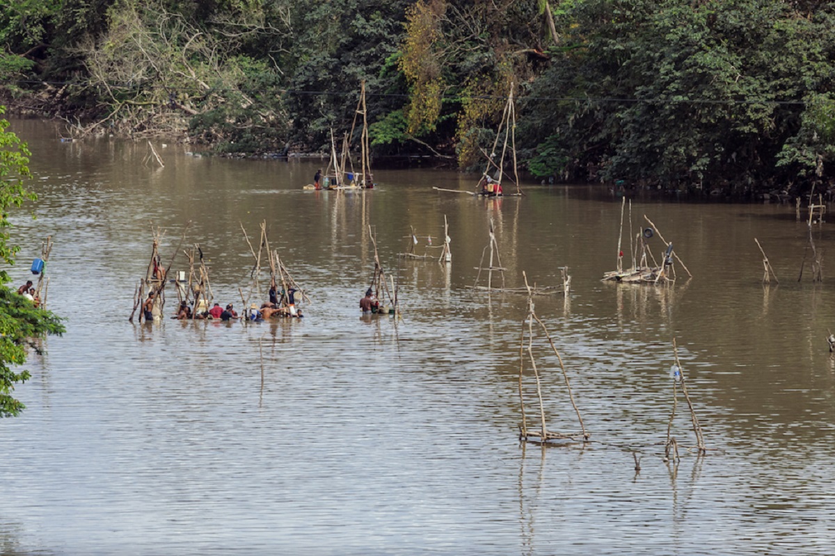 Trabajadores buscan oro en el fondo del río Yuruari, cerca del municipio de El Callao, en el estado Bolívar, Venezuela. WILLIAM URDANETA