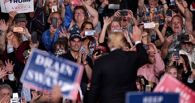 Seguidores de Donald Trump durante un acto de campaña en Arizona, en 2018.GAGE SKIDMORE Seguidores de Donald Trump durante un acto de campaña en Arizona, en 2018.GAGE SKIDMORE
