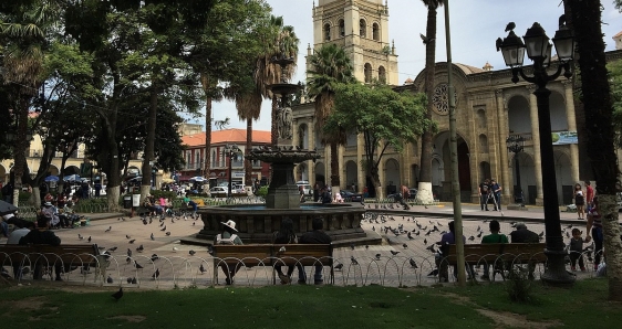 La Plaza 14 de Septiembre, en el epicentro de Cochabamba, una de las localidades con mayor diversidad racial y cultural de Bolivia. JAN C. BECK