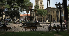 La Plaza 14 de Septiembre, en el epicentro de Cochabamba, una de las localidades con mayor diversidad racial y cultural de Bolivia. JAN C. BECK