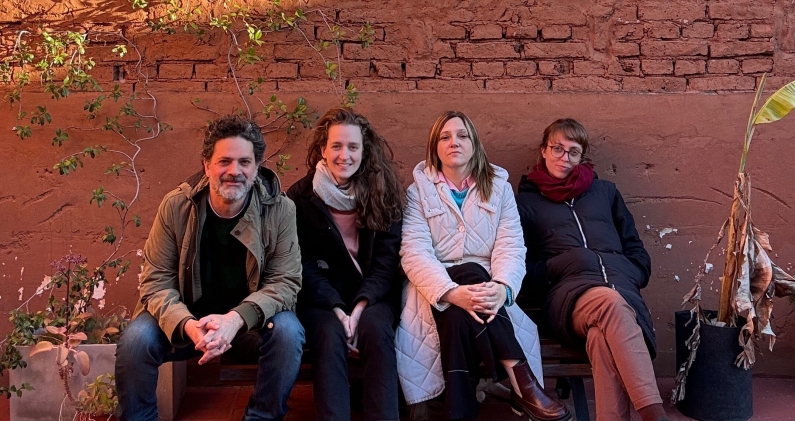 Maximiliano Papandrea junto a parte de su equipo de Sigilo, el proyecto que renovó la edición independiente en español. CORTESÍA Maximiliano Papandrea junto a parte de su equipo de Sigilo, el proyecto que renovó la edición independiente en español. CORTESÍA