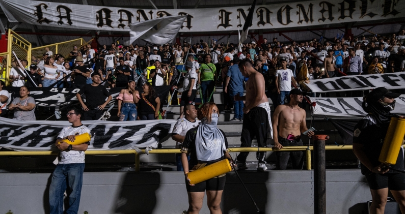 La barra La Banda Indomable renació con la llegada de Llaneros FC, retomando un legado que parecía haber quedado en el pasado. M.T.Q. La barra La Banda Indomable renació con la llegada de Llaneros FC, retomando un legado que parecía haber quedado en el pasado. M.T.Q.