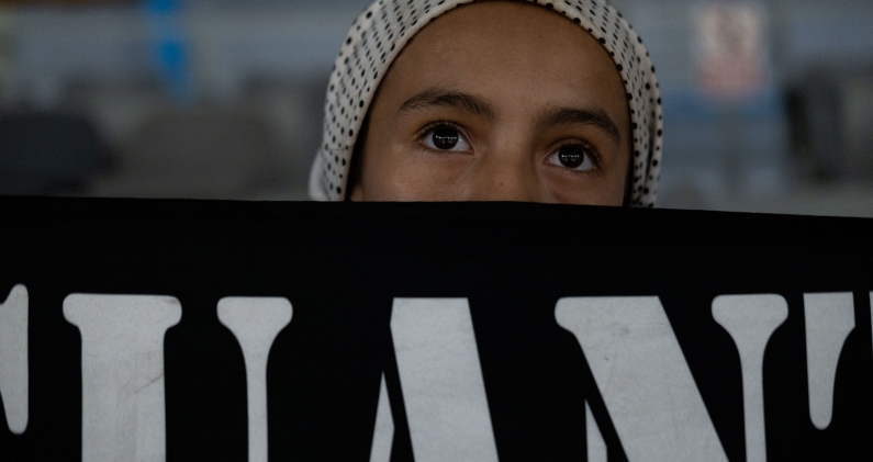 Desde las gradas, los cánticos de la barra se convierten en símbolo de una ciudad que lucha por no ser olvidada. M.T.Q. Desde las gradas, los cánticos de la barra se convierten en símbolo de una ciudad que lucha por no ser olvidada. M.T.Q.