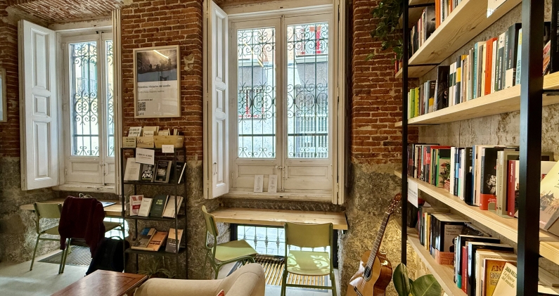 Interior de Espacio Late en la actualidad: un lugar donde leer, escribir y compartir historias con café, té o vino en mano. C.G.C. Interior de Espacio Late en la actualidad: un lugar donde leer, escribir y compartir historias con café, té o vino en mano. C.G.C.