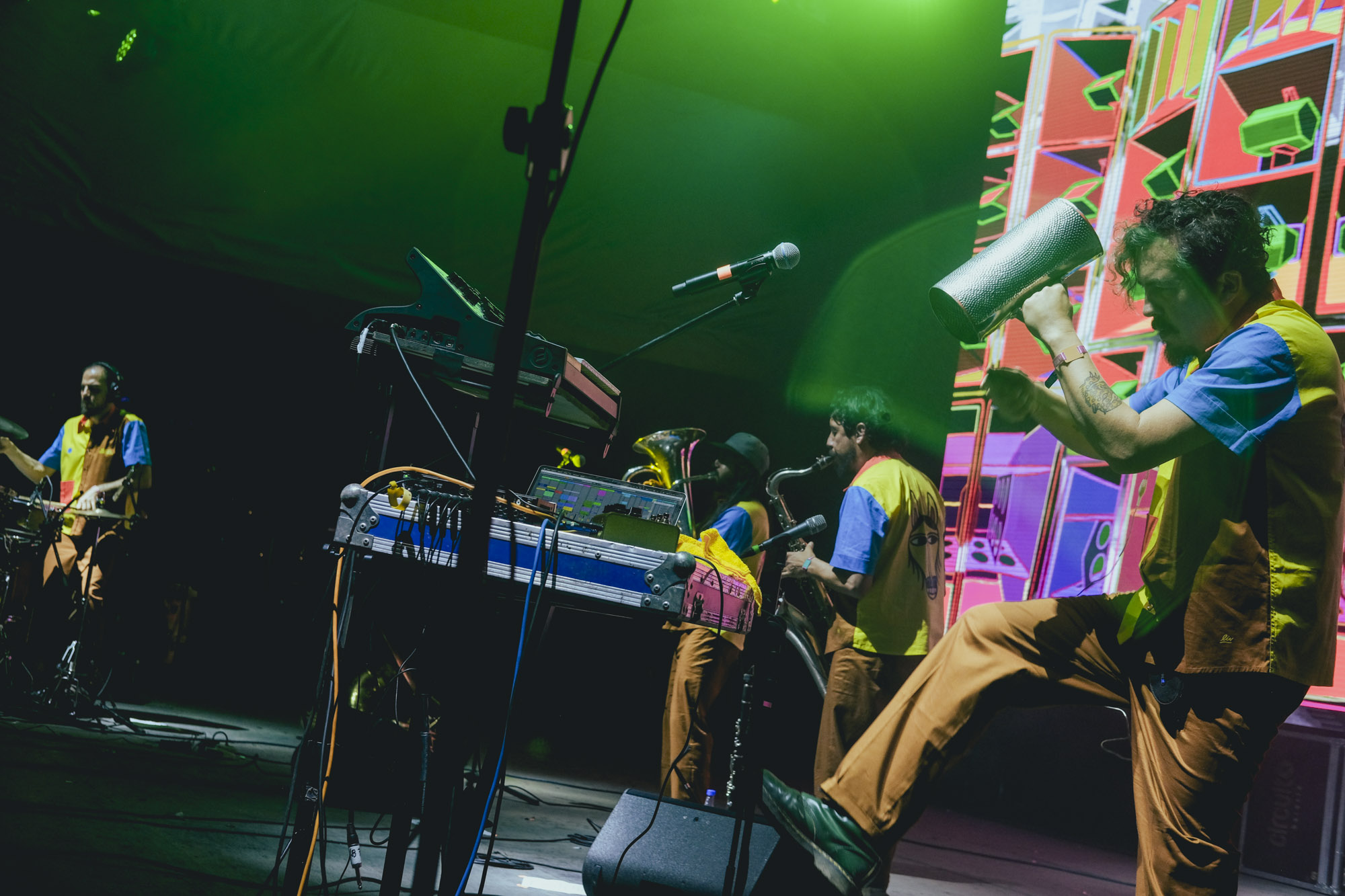 El colectivo colombiano Frente Cumbiero reescribe las reglas del ritmo tropical con su nuevo disco, 'Inconcreto y Asociados'. MAVA VILLAMIZAR