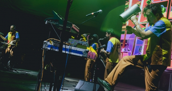 El colectivo colombiano Frente Cumbiero reescribe las reglas del ritmo tropical con su nuevo disco, 'Inconcreto y Asociados'. MAVA VILLAMIZAR