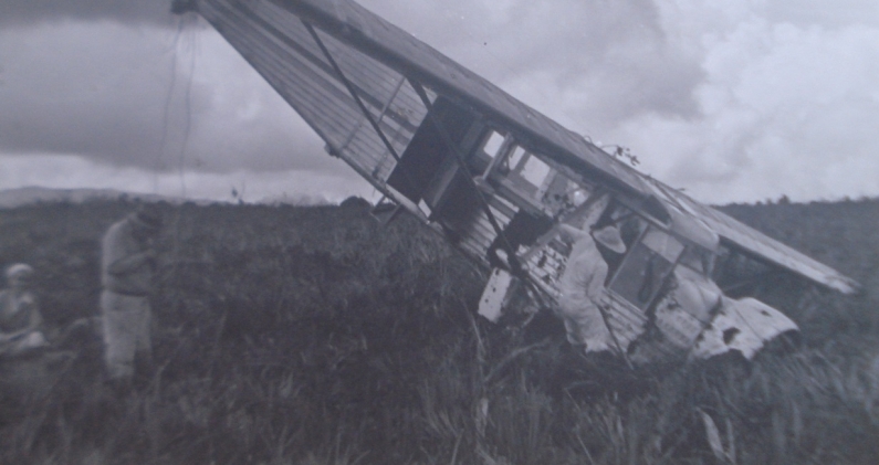 El “Flamingo Río Caroní” varado en la cima del Auyantepui en 1937. Fue rescatado 33 años después por la Fuerza Aérea de Venezuela. THE JIMMIE ANGEL HISTORICAL PROJECT El “Flamingo Río Caroní” varado en la cima del Auyantepui en 1937. Fue rescatado 33 años después por la Fuerza Aérea de Venezuela. THE JIMMIE ANGEL HISTORICAL PROJECT