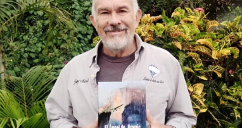 Jimmy Marull con su libro “El ángel de Jimmie”, dedicado a la historia del legendario piloto del Salto Ángel. Jimmy Marull con su libro “El ángel de Jimmie”, dedicado a la historia del legendario piloto del Salto Ángel.