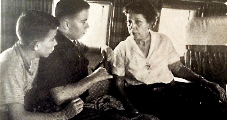 Marie, viuda de Jimmie Ángel, junto a sus hijos Jimmie Jr. y Ronald en 1960, antes de esparcir las cenizas del aviador desde un avión. Marie, viuda de Jimmie Ángel, junto a sus hijos Jimmie Jr. y Ronald en 1960, antes de esparcir las cenizas del aviador desde un avión.