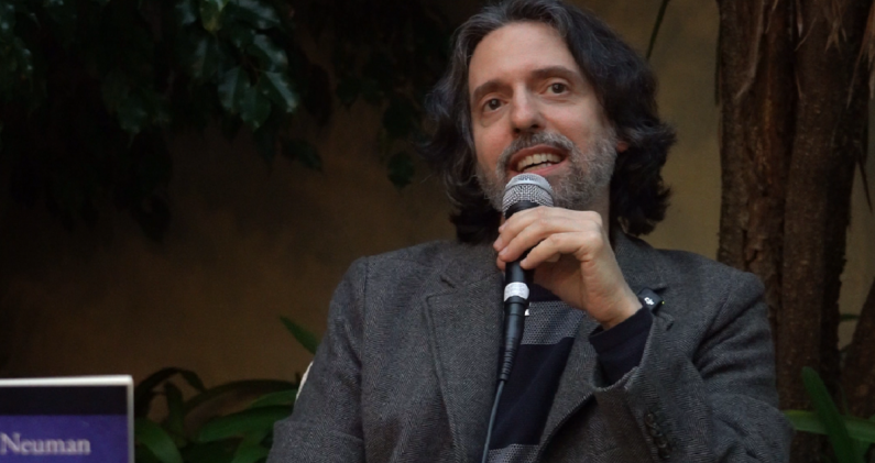 Andrés Neuman durante la presentación de Hasta que empieza a brillar, su novela sobre María Moliner. CEDIDA Andrés Neuman durante la presentación de Hasta que empieza a brillar, su novela sobre María Moliner. CEDIDA