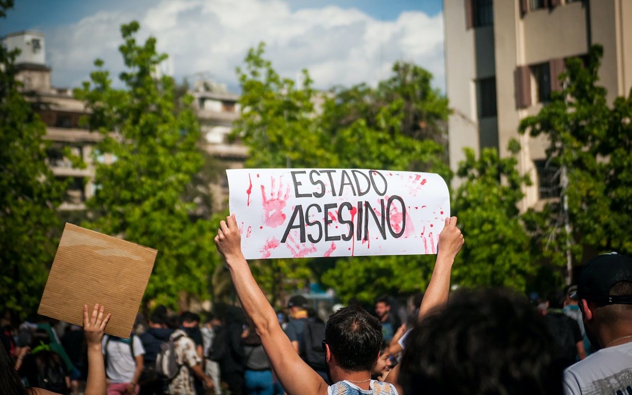 Un manifestante portando un cartel en una protesta en Santiago el 4 diciembre de 2019. UNSPLASH/JUAN MANUEL NÚÑEZ MÉNDEZ Un manifestante portando un cartel en una protesta en Santiago el 4 diciembre de 2019. UNSPLASH/JUAN MANUEL NÚÑEZ MÉNDEZ