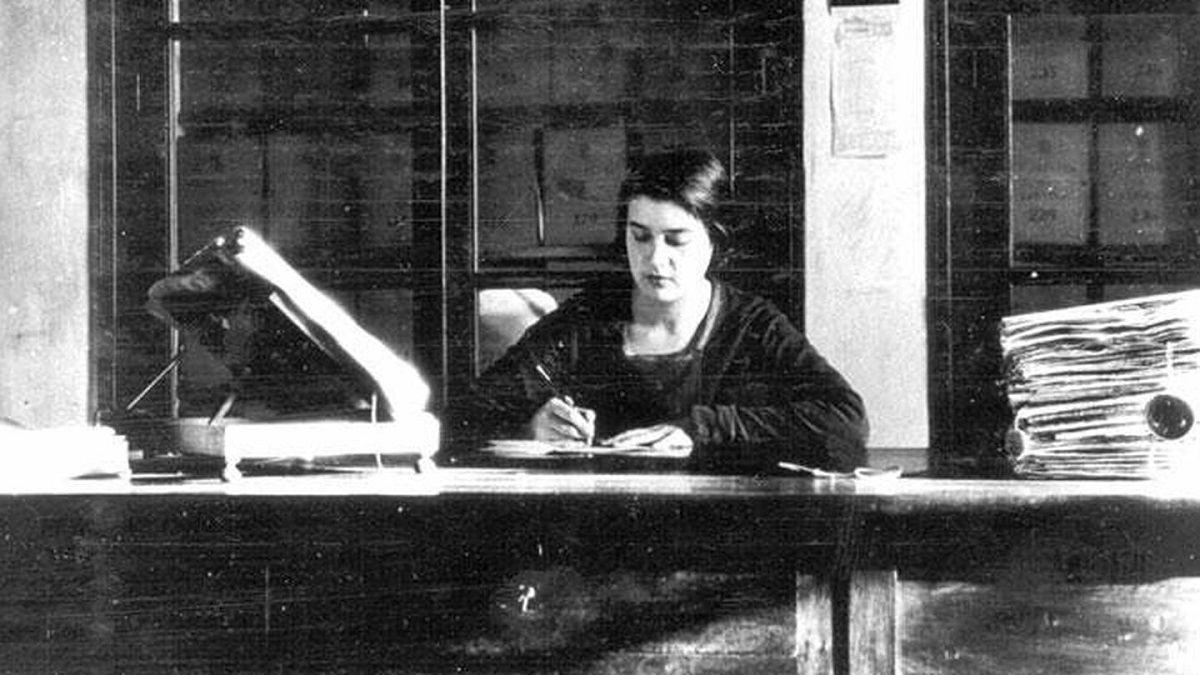 La bibliotecaria María Moliner, figura central de la novela 'Hasta que empieza a brillar' de Andrés Neuman. HISTORIA DE ARAGÓN