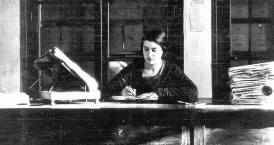 La bibliotecaria María Moliner, figura central de la novela 'Hasta que empieza a brillar' de Andrés Neuman. HISTORIA DE ARAGÓN