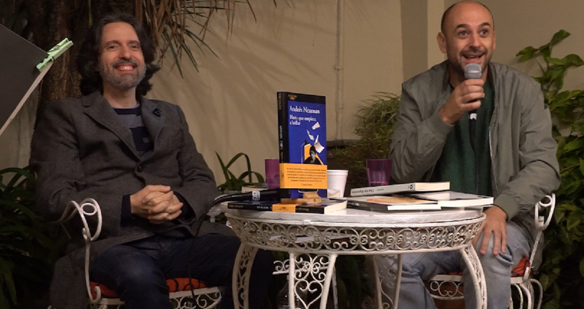 Andrés Neuman y Damián Huergo durante la presentación de 'Hasta que empieza a brillar' en Buenos Aires. CEDIDA Andrés Neuman y Damián Huergo durante la presentación de 'Hasta que empieza a brillar' en Buenos Aires. CEDIDA