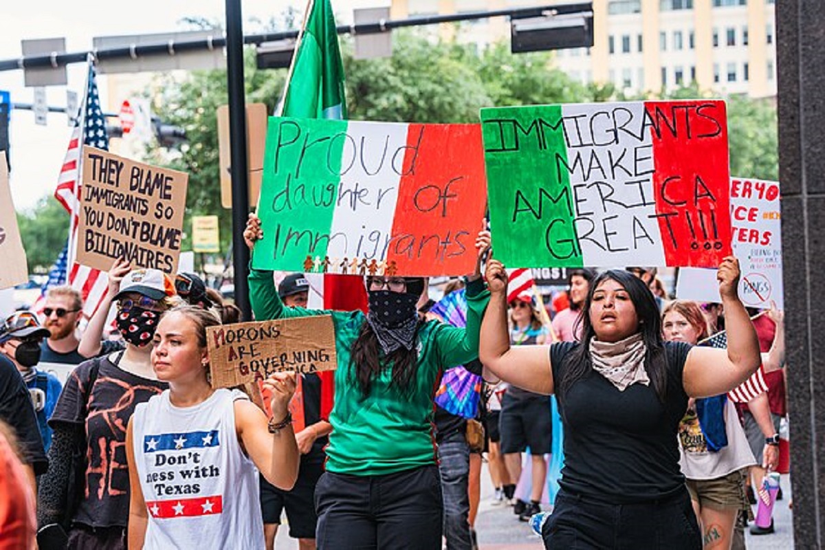Carteles en la protesta 'No Kings' en Dallas contra las políticas migratorias de Donald Trump, el pasado 14 de junio de 2025. BRENDEN M. ROGERS / CC