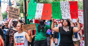 Carteles en la protesta 'No Kings' en Dallas contra las políticas migratorias de Donald Trump, el pasado 14 de junio de 2025. BRENDEN M. ROGERS / CC