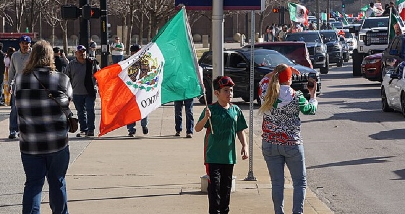 Manifestantes en Dallas protestan contra las deportaciones impulsadas por la administración Trump. MIKHAIL KELNER Manifestantes en Dallas protestan contra las deportaciones impulsadas por la administración Trump. MIKHAIL KELNER