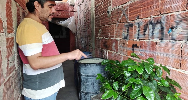 Jaime Pérez, coordinador de Petare Blu, junto a las matas de café cultivadas por la comunidad. KAORU YONEKURA Jaime Pérez, coordinador de Petare Blu, junto a las matas de café cultivadas por la comunidad. KAORU YONEKURA